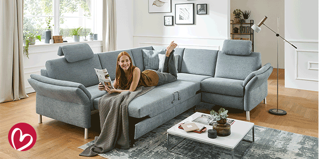 Frau auf Sofa liegend, Logo Couchliebe Grau