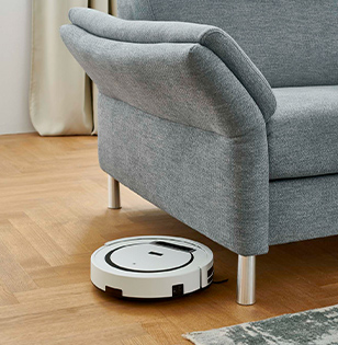 Sofa mit Staubsauger Roboter