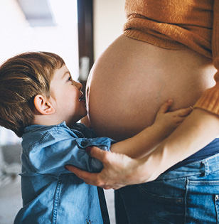 Schwangere Frau und Kind