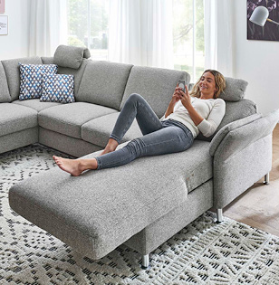 Frau auf grauem Sofa mit Canape