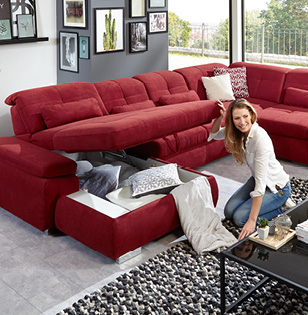 Frau vor rotem Sofa mit Bettkasten