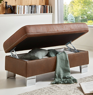 braunes Sofa mit integriertem Stauraum