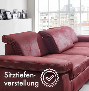 Ausschnitt bordeaux farbenes Sofa mit Text und Icons weiß