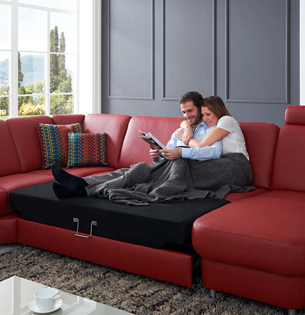 Pärchen auf roter Couch ausziehbar